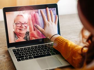 Bildschirmtelefonat zwischen Großmutter und Enkelin.