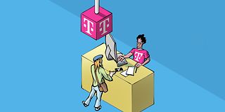 Eine Frau und ein Verkäufer im Telekom Geschäft.