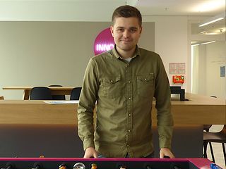 An Mann steht an einem Kicker