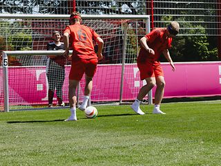 Kimmich dribbelt und schließt mit einem Torschuss ab. 