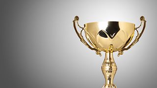 Golderner Pokal vor grauem Hintergrund