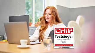 KI generiertes Schmuckbild Frau am Schreibtisch.