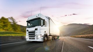 Ein LKW auf der Autobahn.