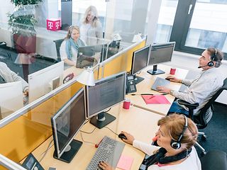 Kundenberater bei der Arbeit im Servicecenter